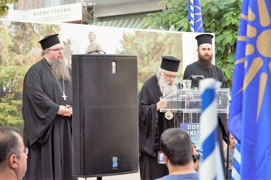 Το γνήσιο πατριωτικό ράσο δεν κρύβεται-Σημαιοφόρος για Μακεδονικό και λάβαρα κατά της διάλυσης της κοινωνίας -Εδέσσης Ιωήλ: Δεν είμαστε αναρχικοί, είμαστε πατριώτες